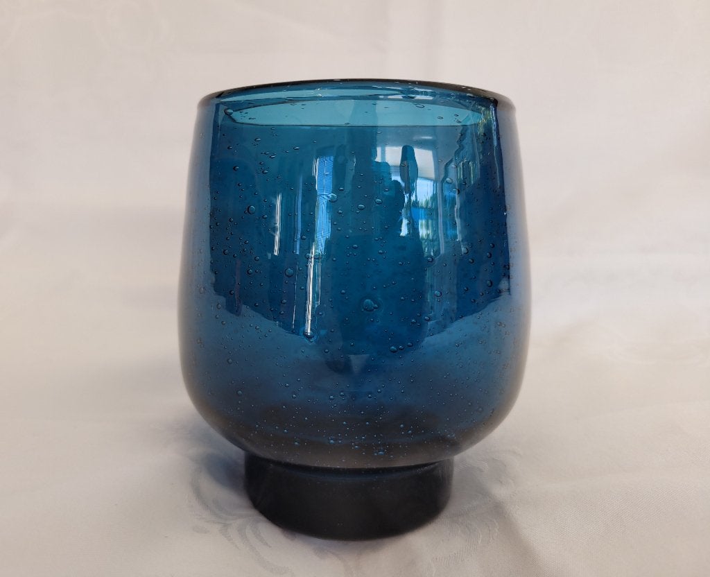Dikwandig blauw glazen vaasje met luchtbelletjes H 12 cm., 12 cm, Blauw, Ophalen of Verzenden, Handgemaakt