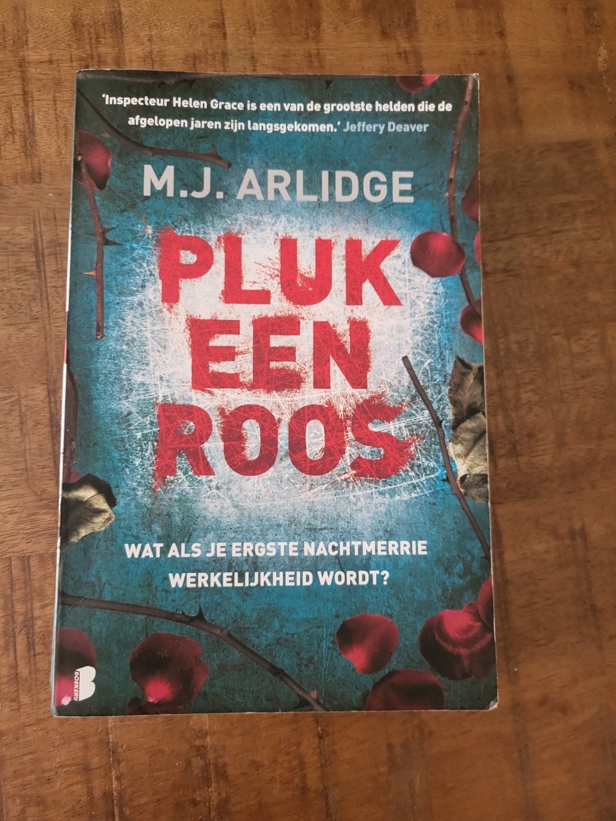 M.J. Arlidge - Pluk een roos, Boeken, Ophalen of Verzenden, Zo goed als nieuw, M.J. Arlidge