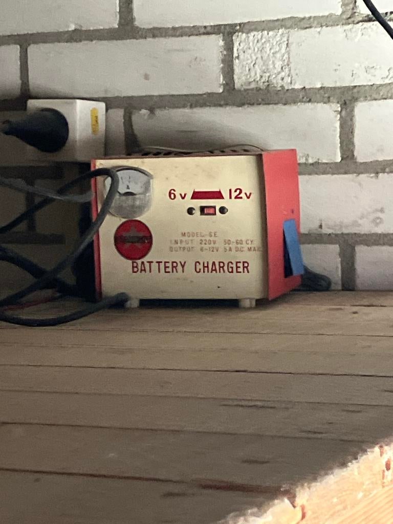 Retro! Vintage! Antiek! Battery Charger 6V 12V, Ophalen, Gebruikt, Universele onderdelen