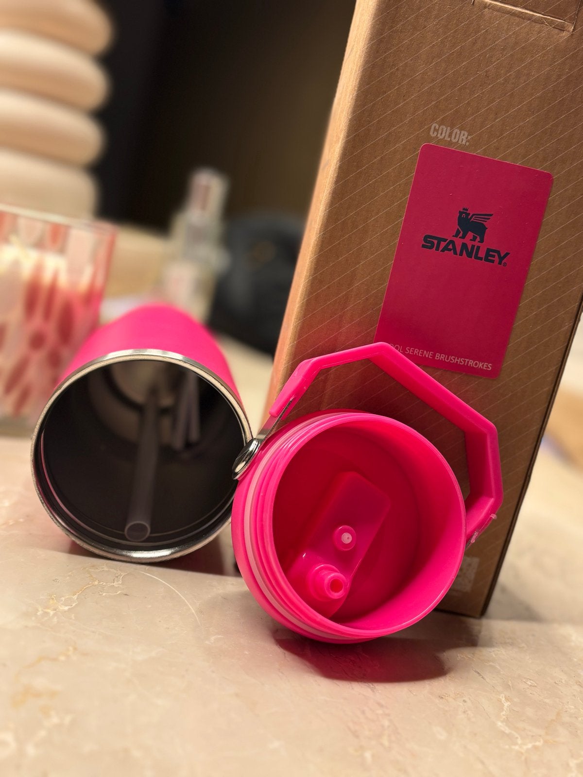 Stanley Beker Donker Roze - Flip Straw Tumbler 887ml, Sport en Fitness, Fitnessmaterialen, Verzenden, Nieuw, Weerstandband