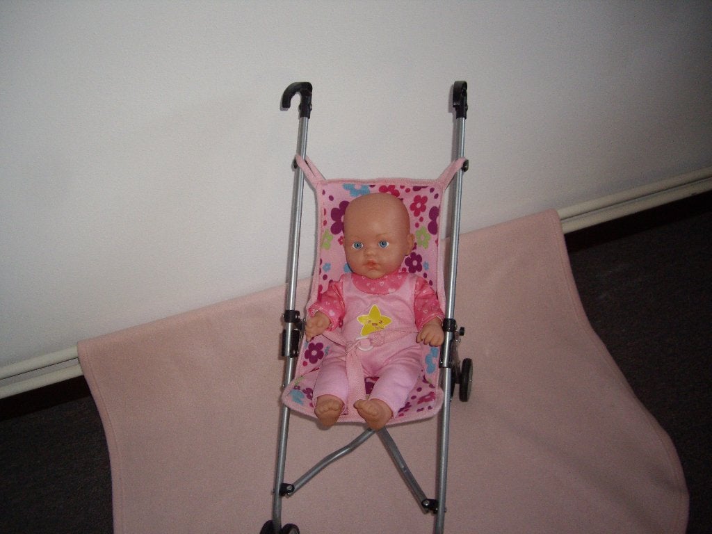 baby pop met buggy pop maakt geluid, Kinderen en Baby's, Ophalen, Zo goed als nieuw, Babypop