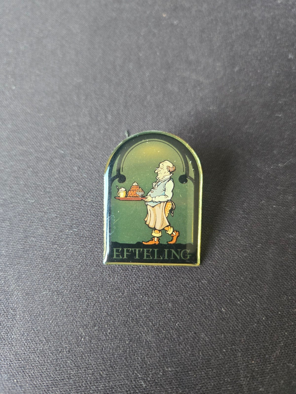 Efteling pin: Ober met pannenkoeken, Ophalen of Verzenden, Gebruikt, Button of Speldje