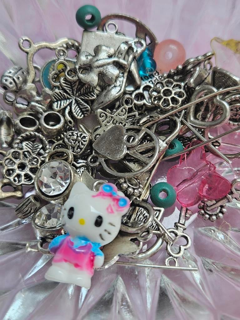 Mix van bedels en kralen, Hello Kitty, vlinders, hartjes, Ophalen, Nieuw, Bedel