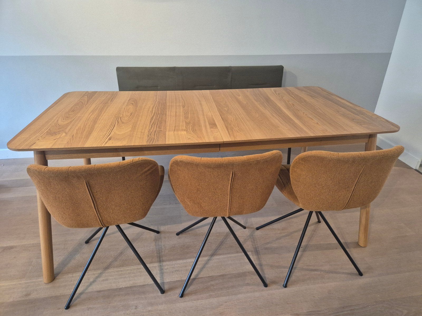 Zuiver uitschuifbare eettafel met 3 stoelen en Bodilson bank, Ophalen, Modern, Scandinavisch, 50 tot 100 cm, Zo goed als nieuw