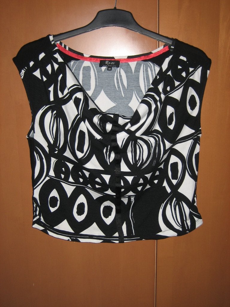 Speels zwart-wit topje watervalhalslijn RO-ZU 40-42 Snazzeys, Kleding | Dames, Verzenden, Zwart, Maat 42/44 (L), Nieuw