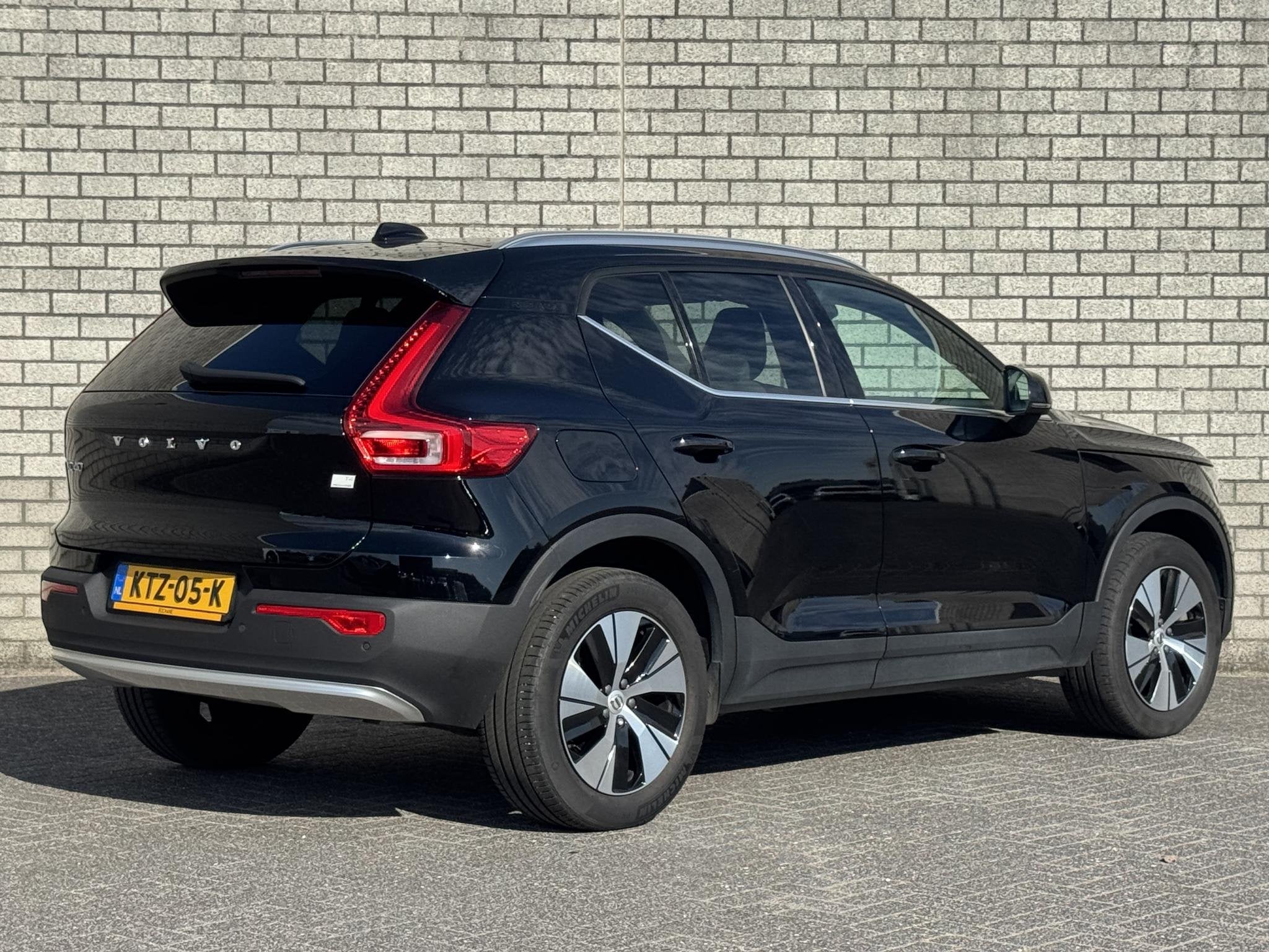Volvo XC40 1.5 T4 Plug-in hybrid Core Bright | Leder | Navig, Auto's, Met garantie (alle), Zwart, Hybride Elektrisch/Benzine, 3 cilinders