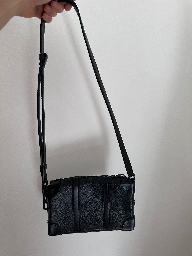Louis Vuitton Soft Trunk Wallet (on chain bag), Sieraden, Tassen en Uiterlijk, Tassen | Schoudertassen, Zo goed als nieuw, Grijs