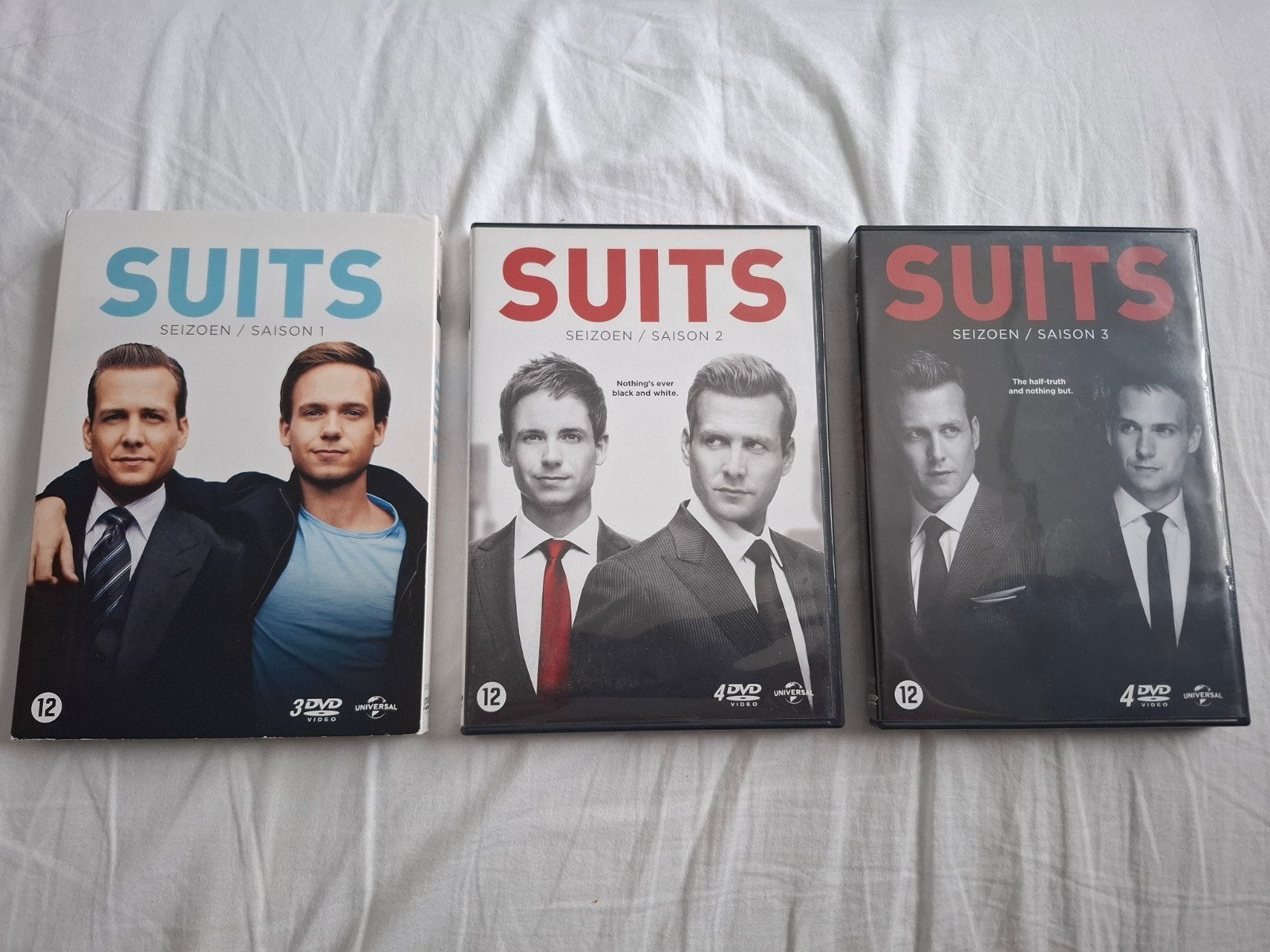 Suits Seizoen 1 t/m 3, Engels, Ophalen of Verzenden, Zo goed als nieuw, Vanaf 12 jaar