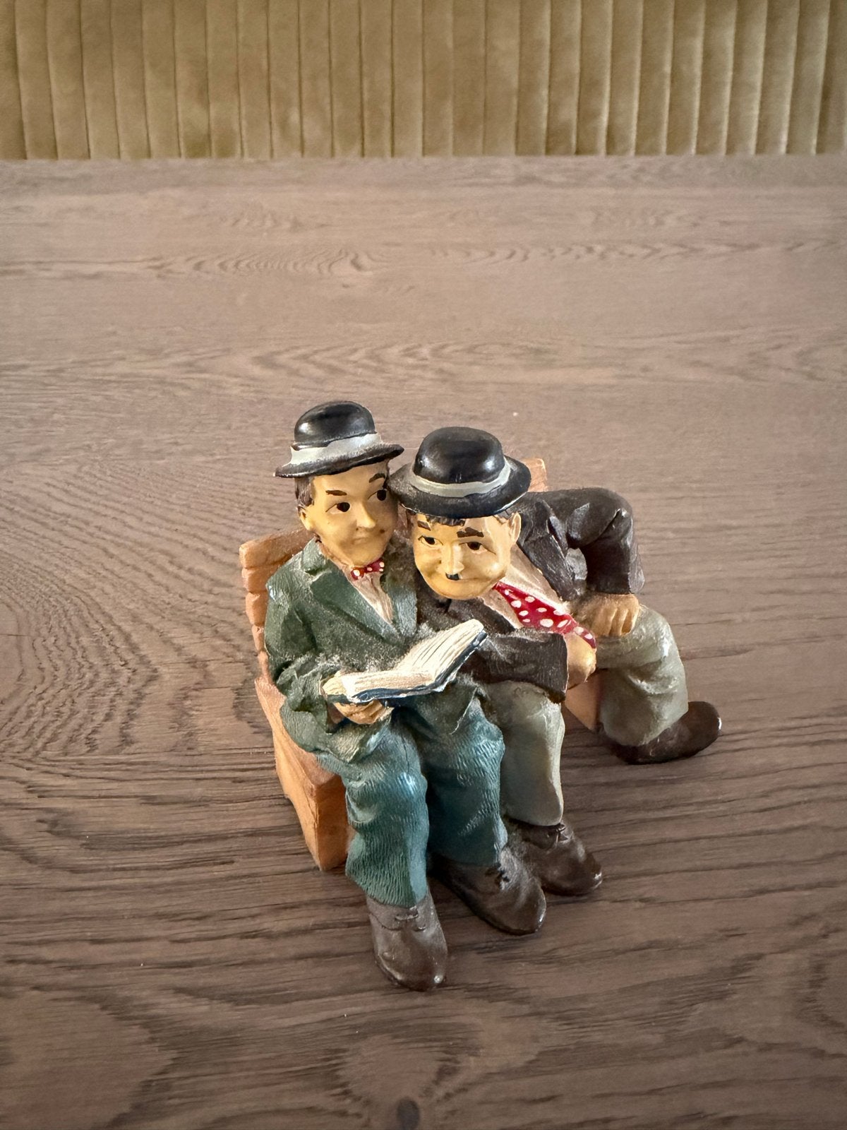 Beeldje Laurel & Hardy lezend op bankje, Ophalen of Verzenden, Zo goed als nieuw