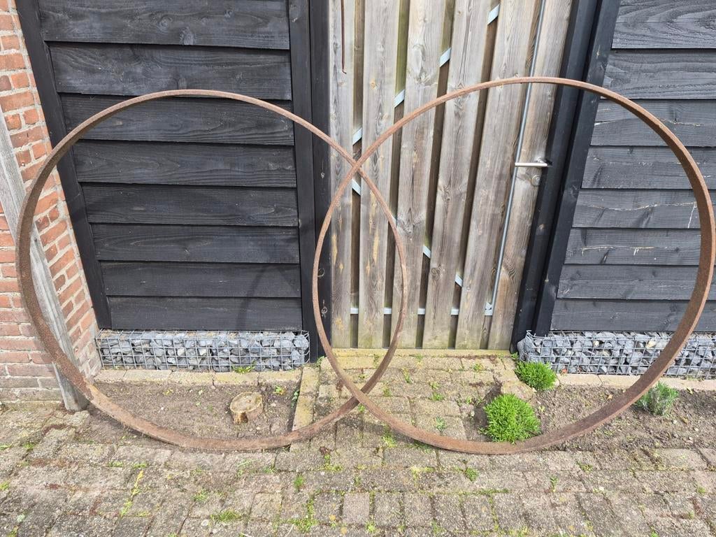 Twee oude ijzeren ringen / wagenwielen, Antiek en Kunst, Antiek | Overige Antiek, Ophalen
