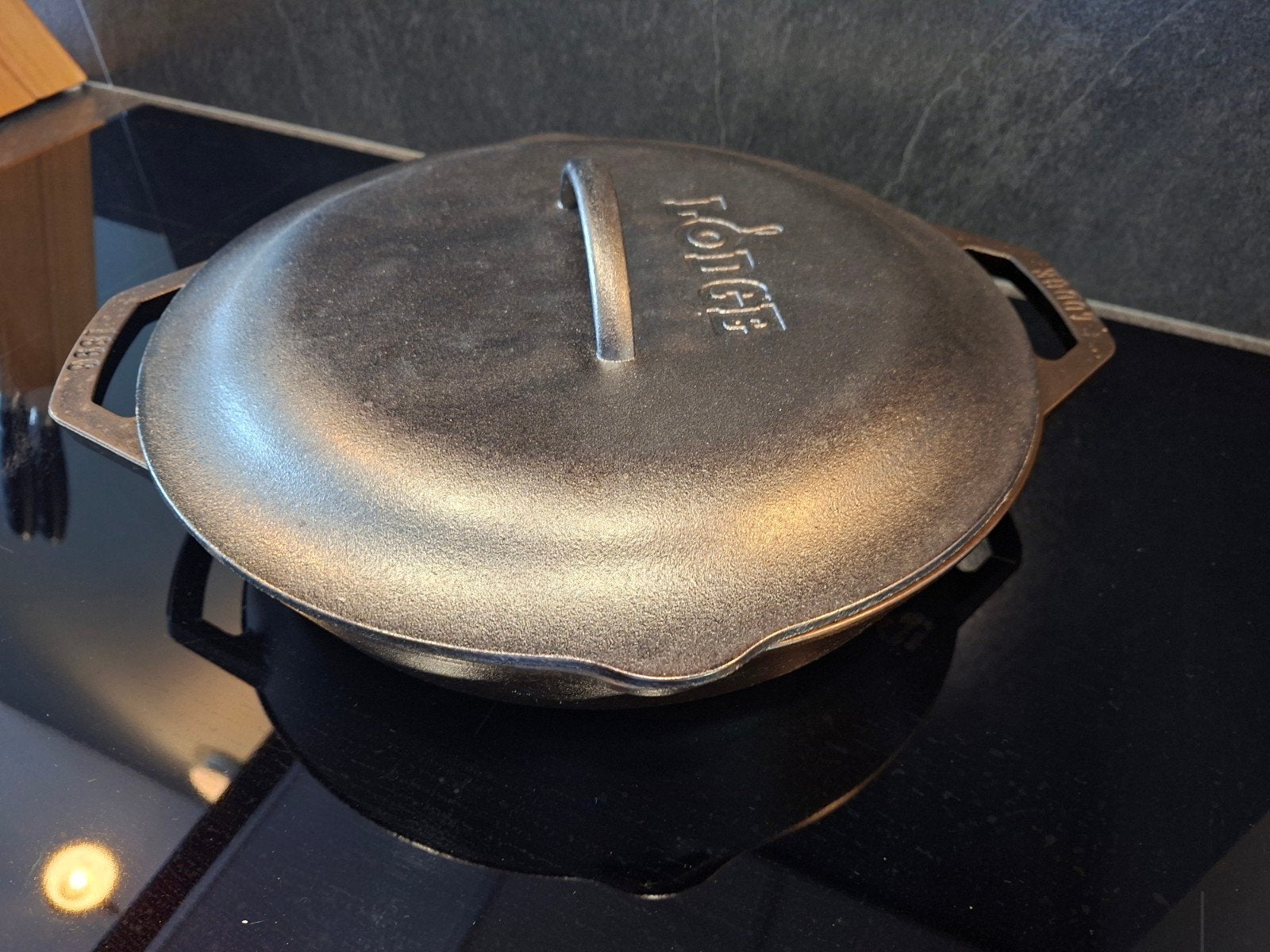 Lodge L10SKL Gietijzeren Skillet met Deksel 30.5 cm, Huis en Inrichting, Keuken | Potten en Pannen, Ophalen of Verzenden, Gietijzer
