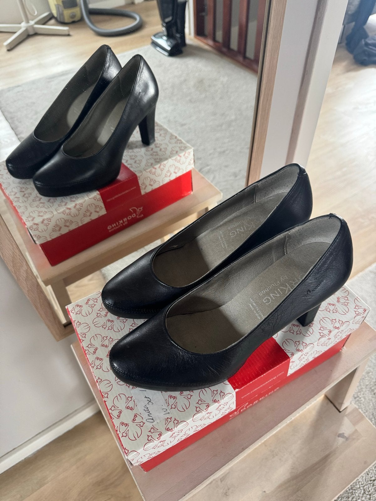 Dorking by Fluchos pumps zwart leer maat 38, Ophalen, Zo goed als nieuw, Zwart, Pumps