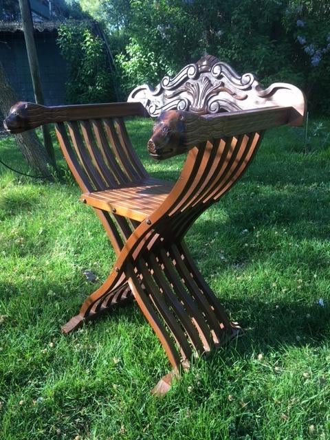 Bijzondere, koninklijke stoel van hout, Huis en Inrichting, Stoelen, Gebruikt, Bruin, Ophalen of Verzenden, Eén