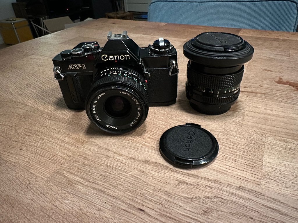 Canon AV-1 + 50mm 1.4 + 28mm 2.8 – getest & nieuwe seals, Ophalen of Verzenden, Gebruikt, Spiegelreflex, Canon