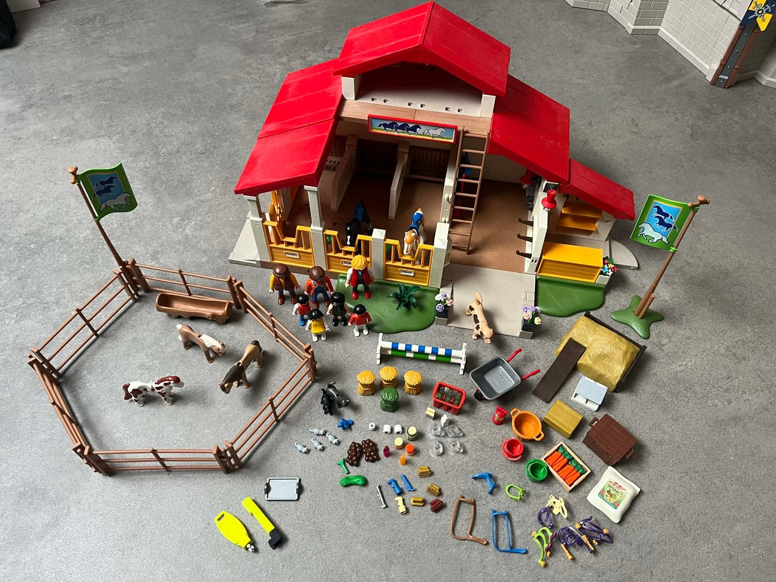 Playmobil Paardenmanege met veel accessoires, Ophalen of Verzenden, Zo goed als nieuw