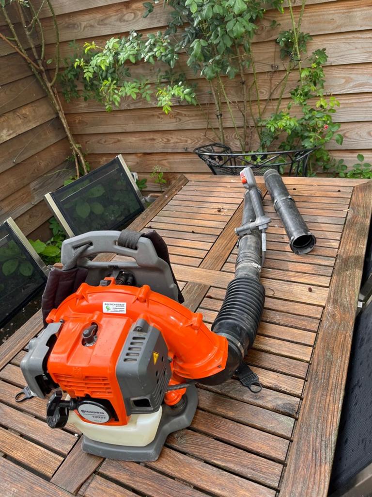 Husqvarna 130BT Benzine Bladblazer - Zo goed als nieuw, Tuin en Terras, Bladblazers, Ophalen, Zo goed als nieuw, Benzine, Ruggedragen