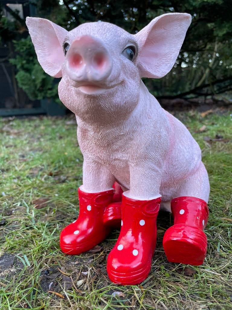 Varken big zit rode regenlaarsjes beeld tuin boerderij boer, Tuin en Terras, Tuinbeelden, Ophalen of Verzenden, Nieuw, Kunststof