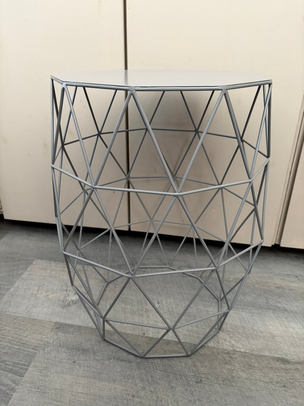 Wehkamp bijzettafel draad grijs nachtkastje, Minder dan 55 cm, Gebruikt, Metaal of Aluminium, Modern, minimalistisch, industrieel