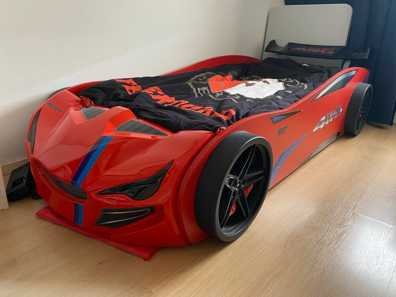 Stoer rood kinderbed in raceauto-stijl, Kinderen en Baby's, Ophalen, 85 tot 100 cm, Gebruikt, Matras