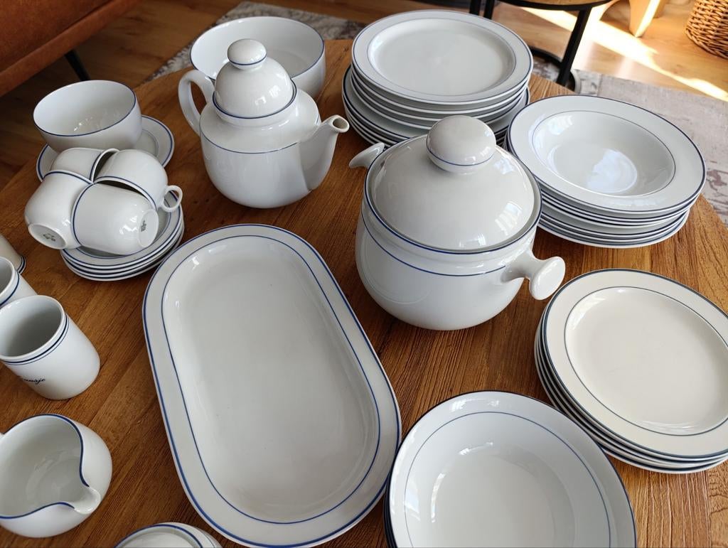Heel servies, borden, kopjes,schaal,terien, koffiepot, Ophalen