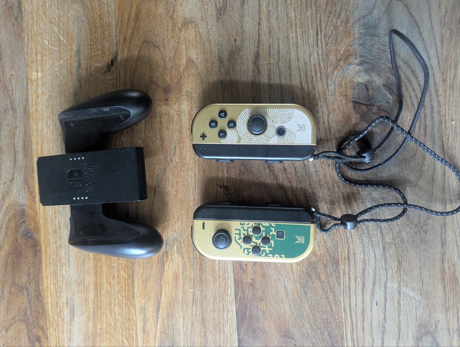 Nintendo Switch TOTK Joy-Cons met Grip en Polsbandjes, Spelcomputers en Games, Switch Lite, Verzenden, Overige typen, Zo goed als nieuw