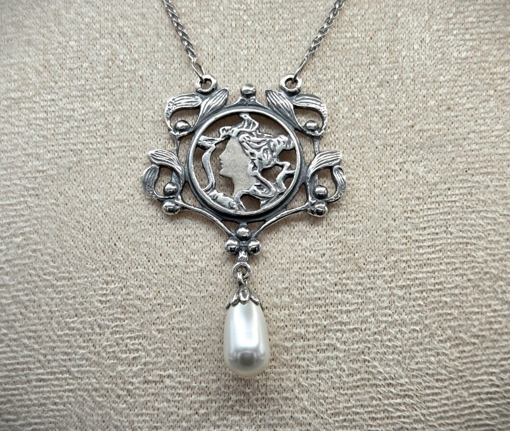 Zilverenketting met Sara Bernhardt hanger en parel. 2026/462