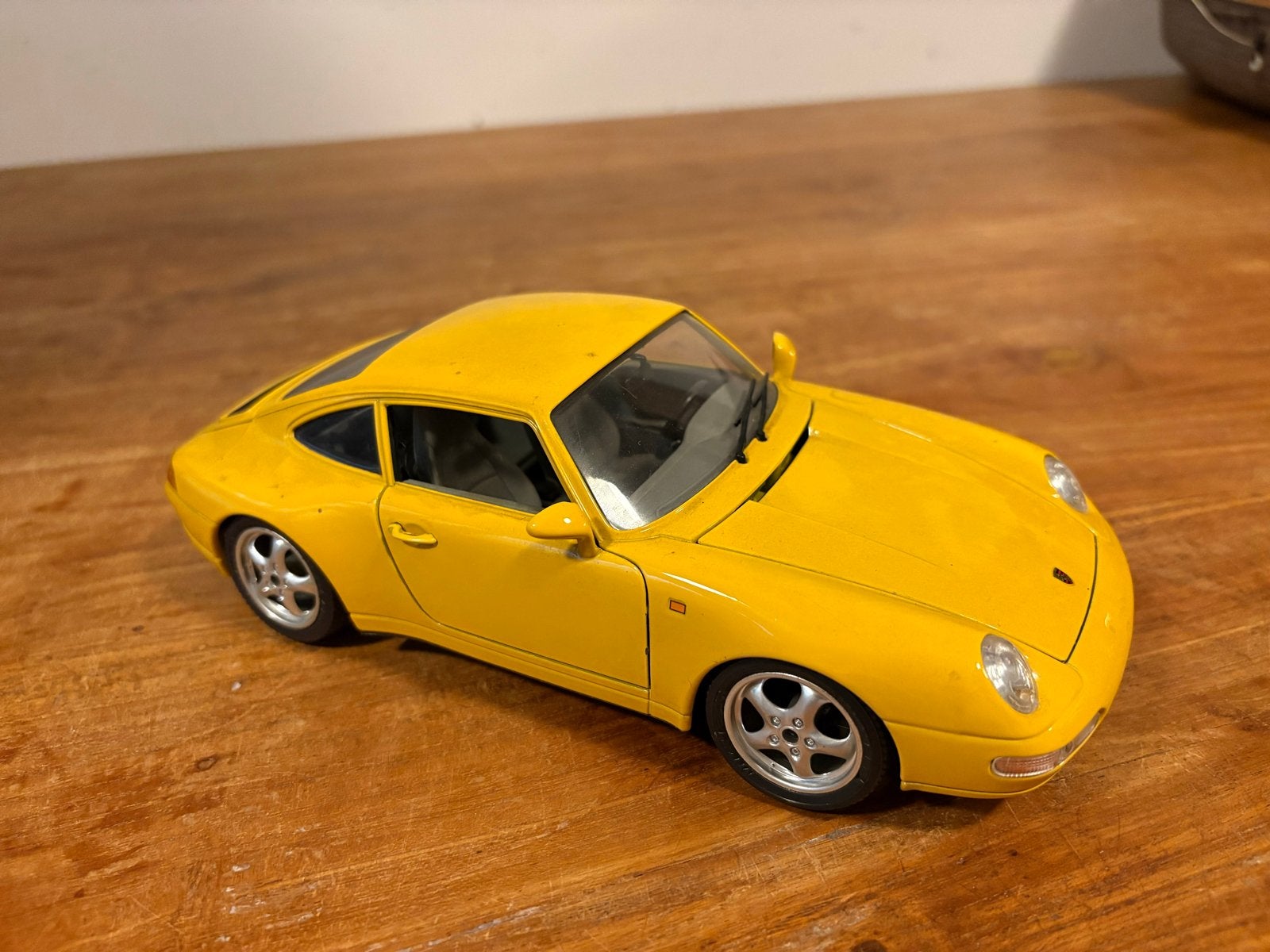 Porsche 911 Carrera (1998) modelauto - Geel. 1:18, Hobby en Vrije tijd, Ophalen of Verzenden, Zo goed als nieuw, Auto