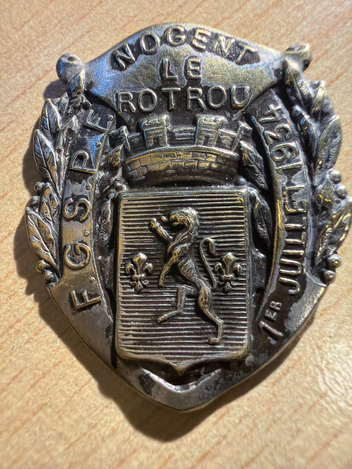 Franse F.G.S.P.F. herdenkingsspeld Nogent-le-Rotrou 1934, Verzamelen, Speldjes, Pins en Buttons, Ophalen of Verzenden, Gebruikt
