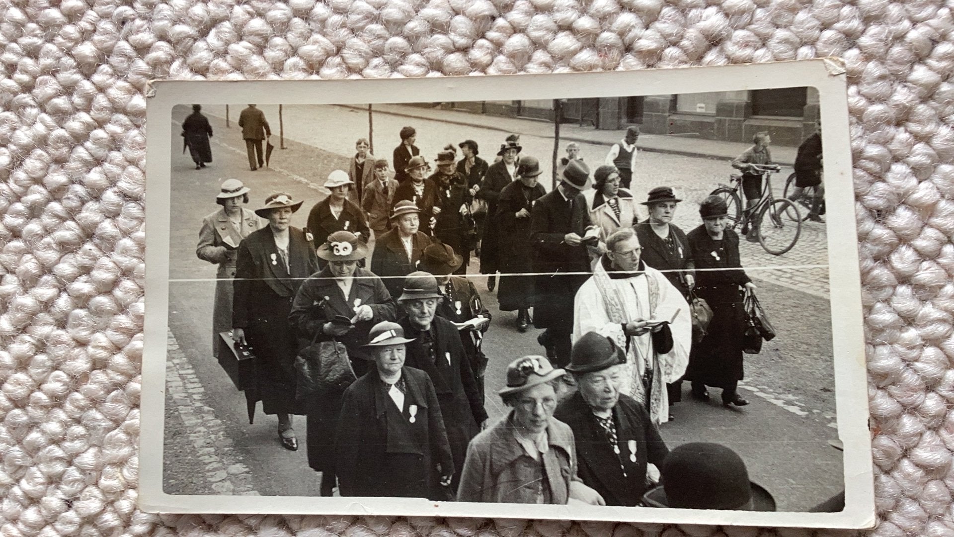 Fotokaart Processie jaren ‘20-‘30. 1000, Ophalen of Verzenden, Zo goed als nieuw, Kaart of Prent, Christendom | Katholiek