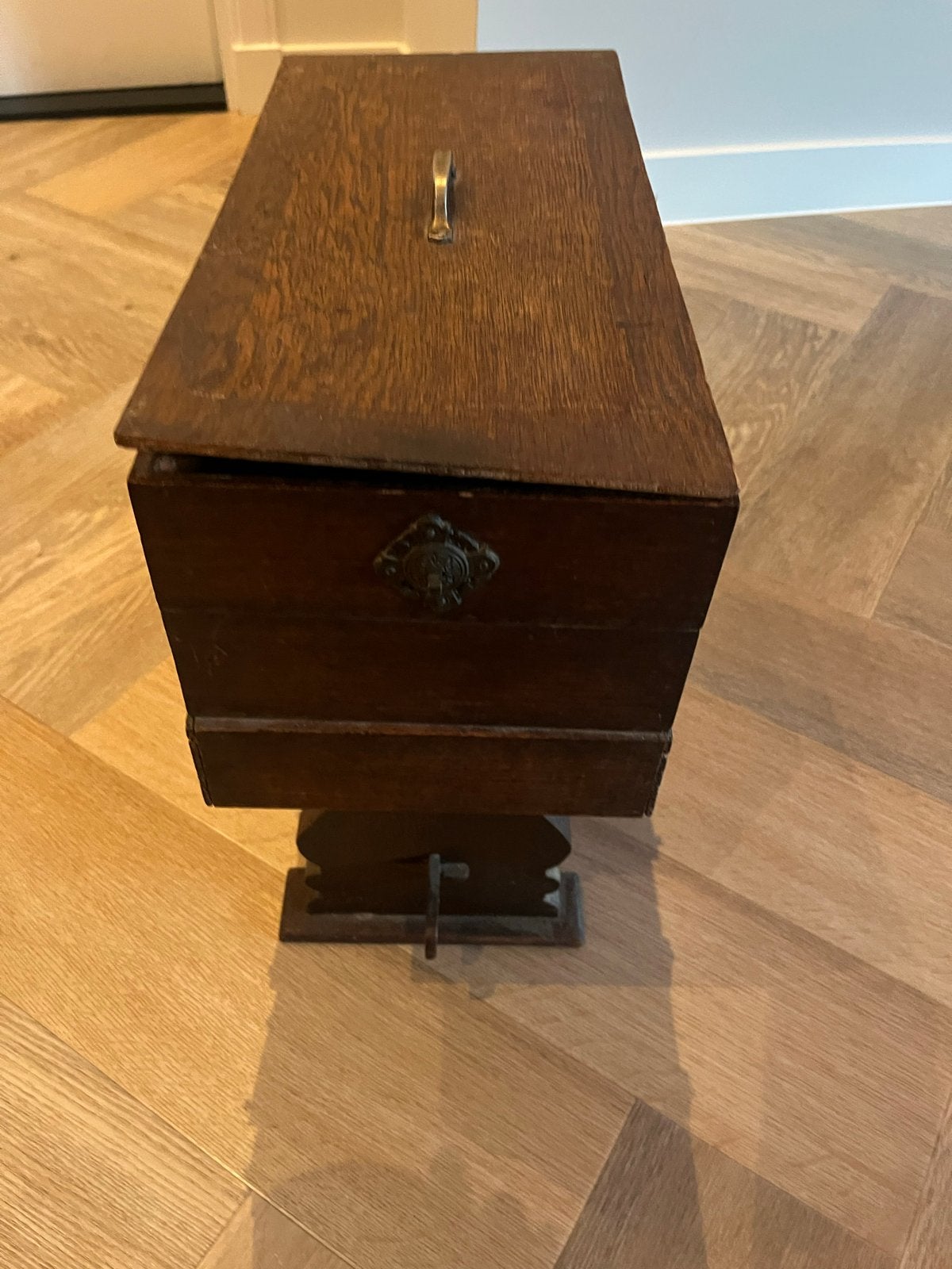 Antieke houten naaikist op standaard, Ophalen