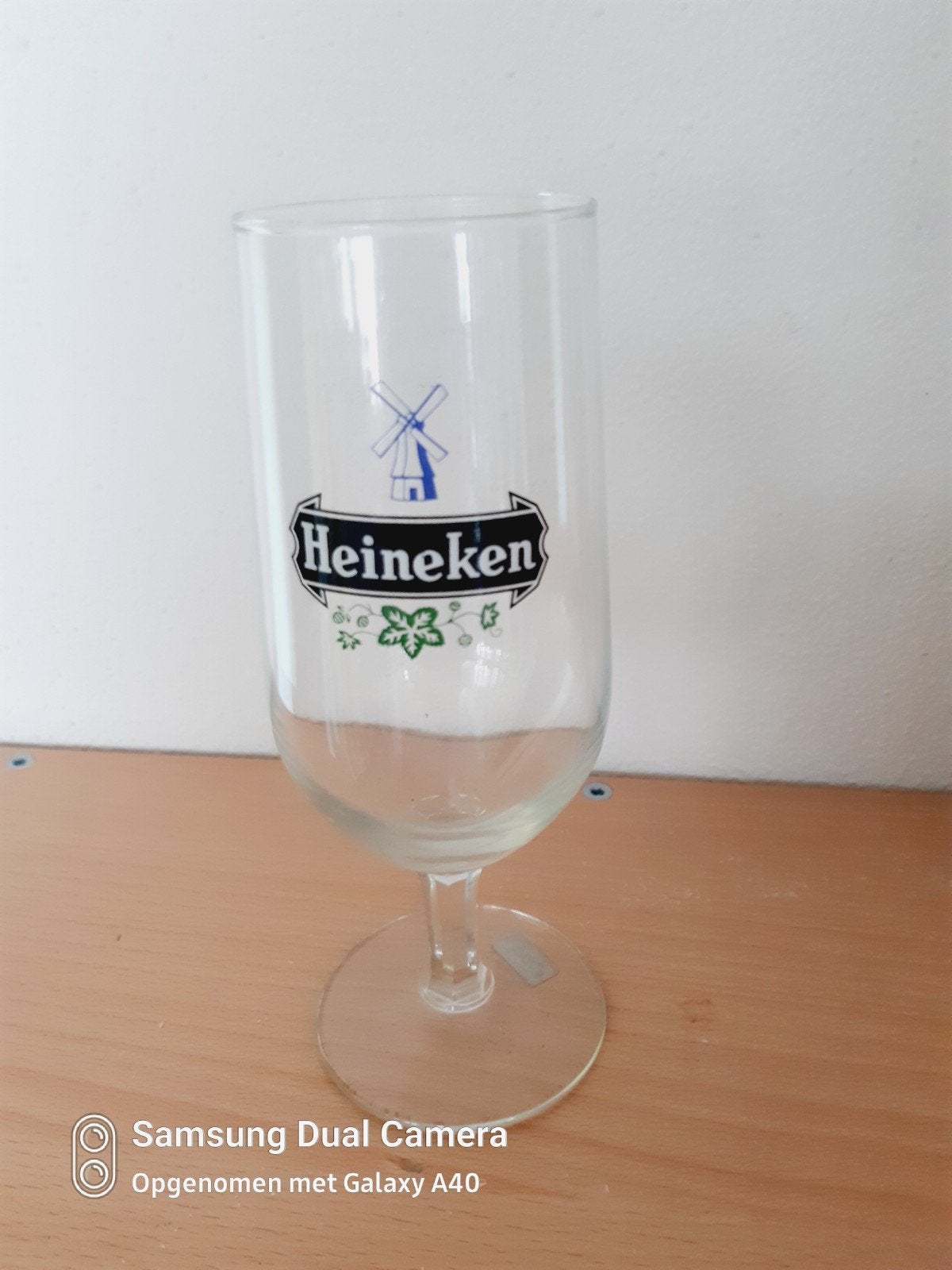 Mooie Heineken voetglas met blauwe molen uit Amerika, Verzamelen, Biermerken, Ophalen of Verzenden, Zo goed als nieuw, Glas of Glazen