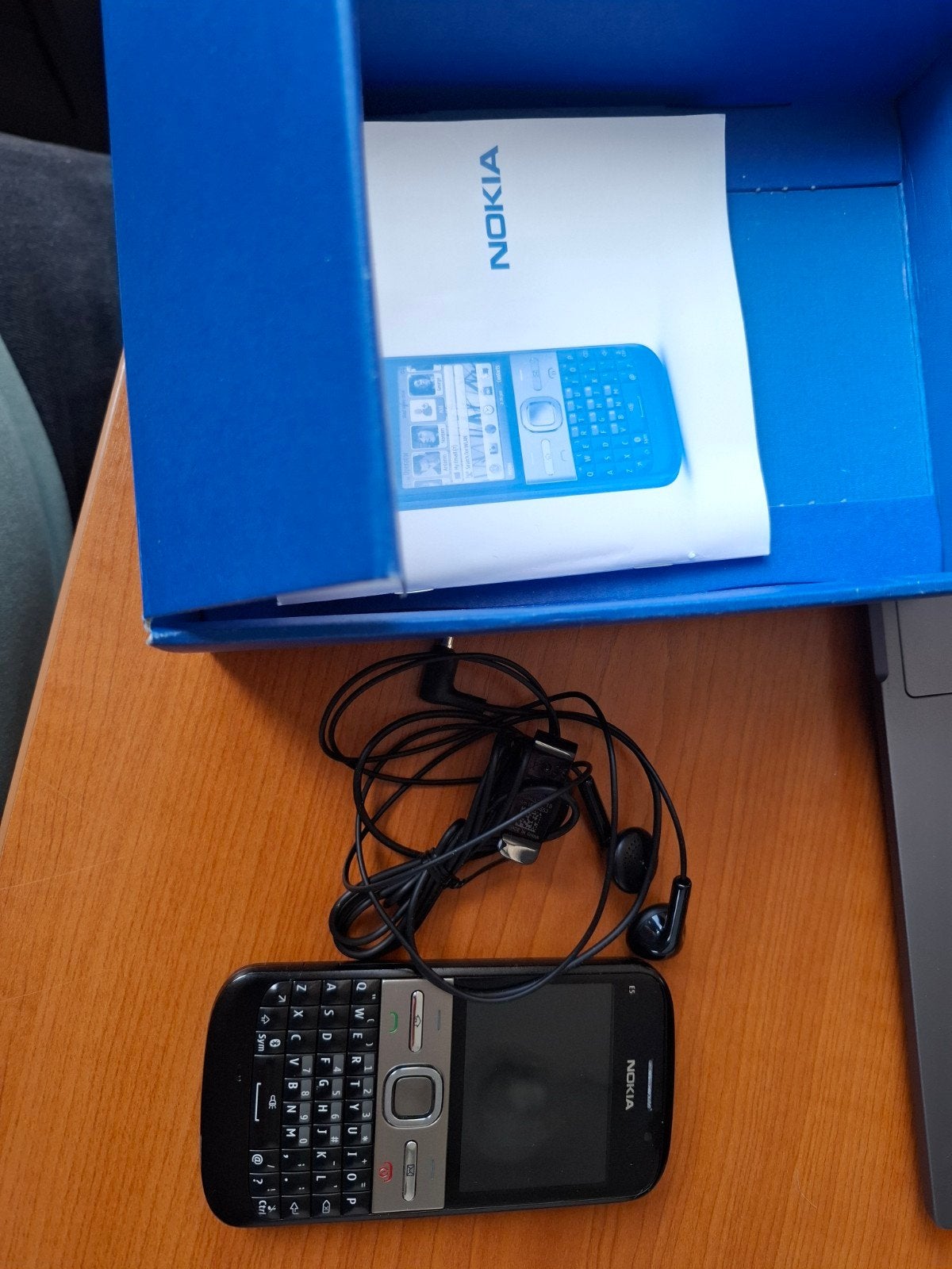 Nokia E5 - Klassieke smartphone met QWERTY-toetsenbord, Telecommunicatie, Gebruikt, Zwart, Fysiek toetsenbord, 3 tot 6 megapixel