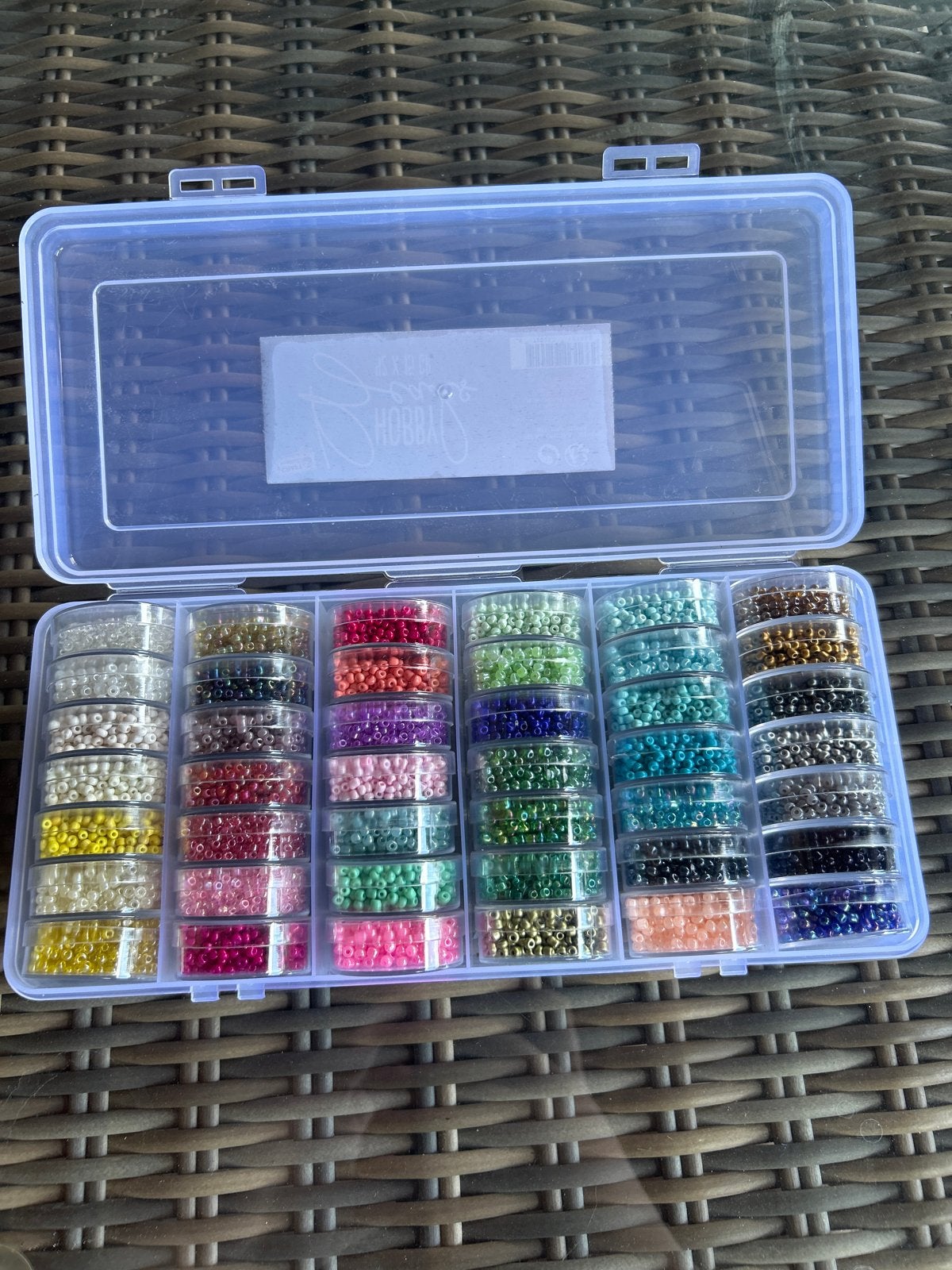 Nieuwe doos met kleurrijke hobby kralen (42 x 15 gr), Hobby en Vrije tijd, Kralen en Sieraden maken, Ophalen of Verzenden, Nieuw