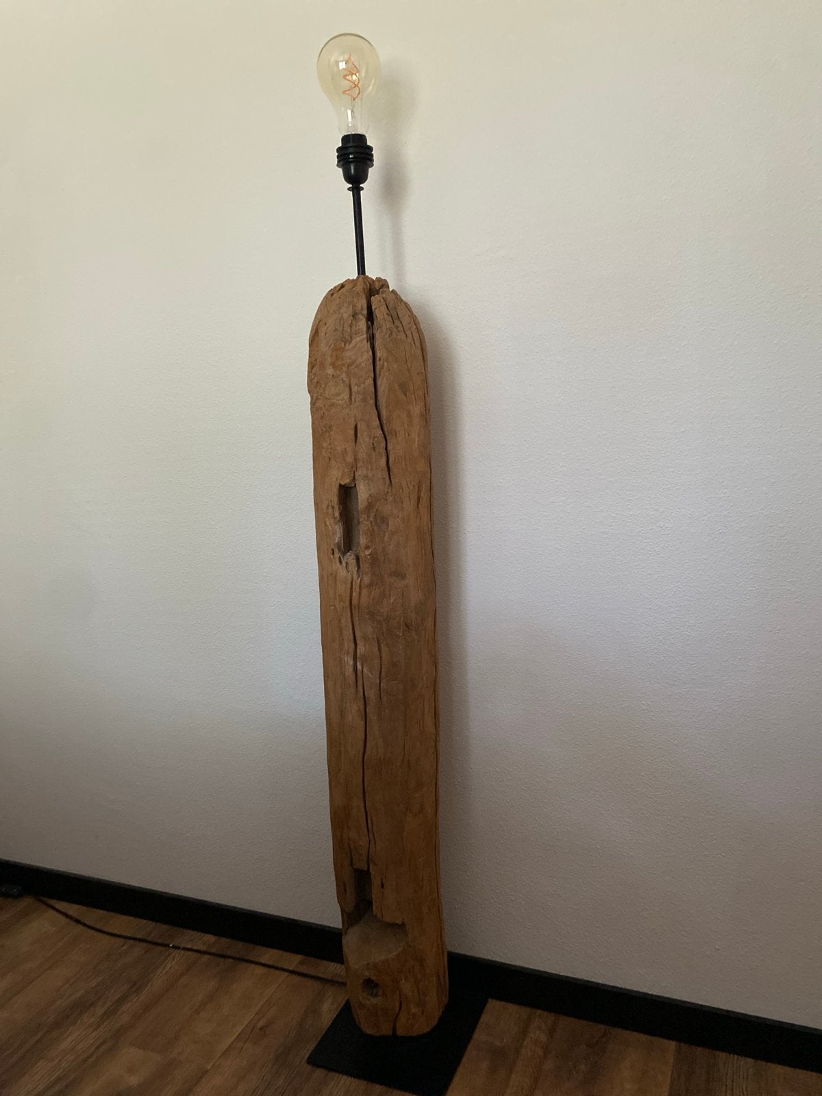Unieke staande lamp van oud hout - robuust en sfeervol, Ophalen, 100 tot 150 cm, E27 (groot), Zo goed als nieuw