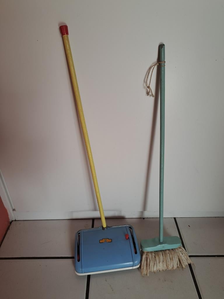 Kinderspeelgoed: rolveger en zwabber. Circa 60 jaar oud, Ophalen