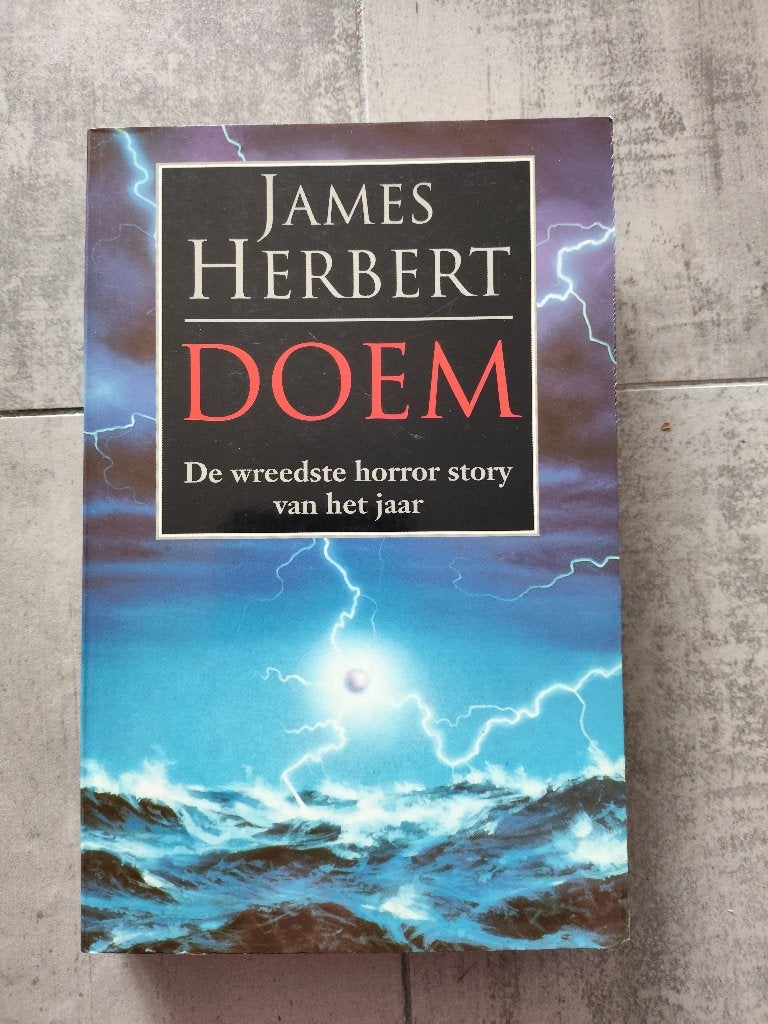 DOEM De wreedste horror story van het jaar in nette staat, Boeken, Ophalen of Verzenden, Zo goed als nieuw