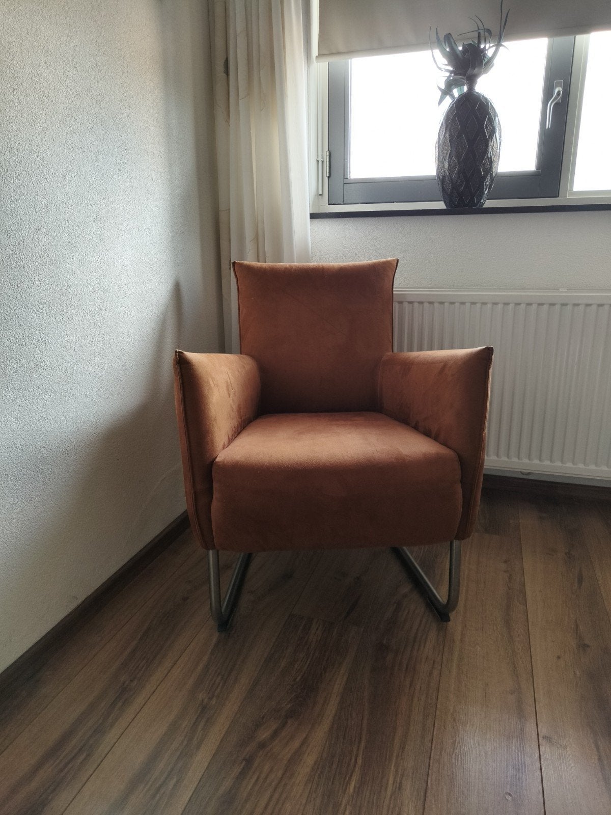 Comfortabele oranje fauteuil met metalen poten, Ophalen, Modern, Comfortabel, 75 tot 100 cm, Zo goed als nieuw