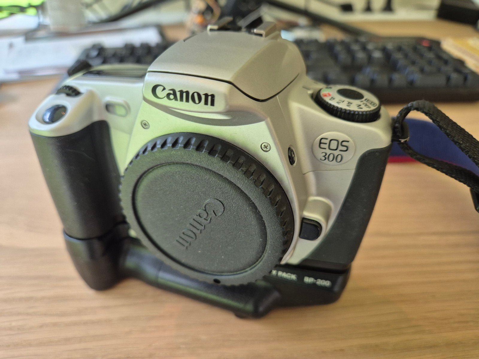 Canon EOS 300 Spiegelreflexcamera met BP-200 batterijgrip, Ophalen of Verzenden, Gebruikt, Spiegelreflex, Canon