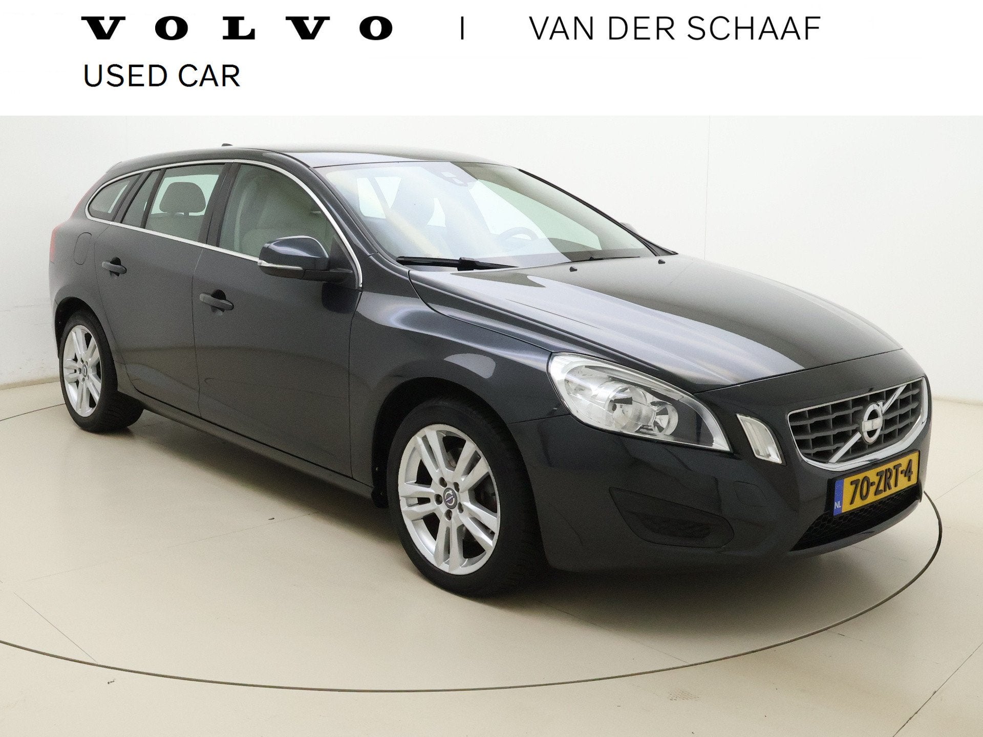Volvo V60 T3 180pk Momentum / Polestar / Stoeverwarming / Le, Auto's, Volvo, Beige, 4 cilinders, Handgeschakeld, Nieuw