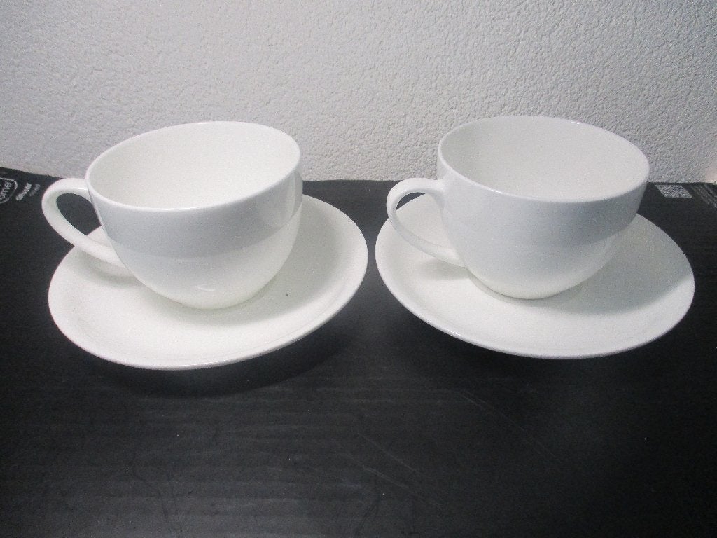 Maxwell & Williams White  kop en schotel 2stuks 9cm +15.5 cm, Ophalen of Verzenden, Zo goed als nieuw, Modern, Kop(pen) en/of Schotel(s)