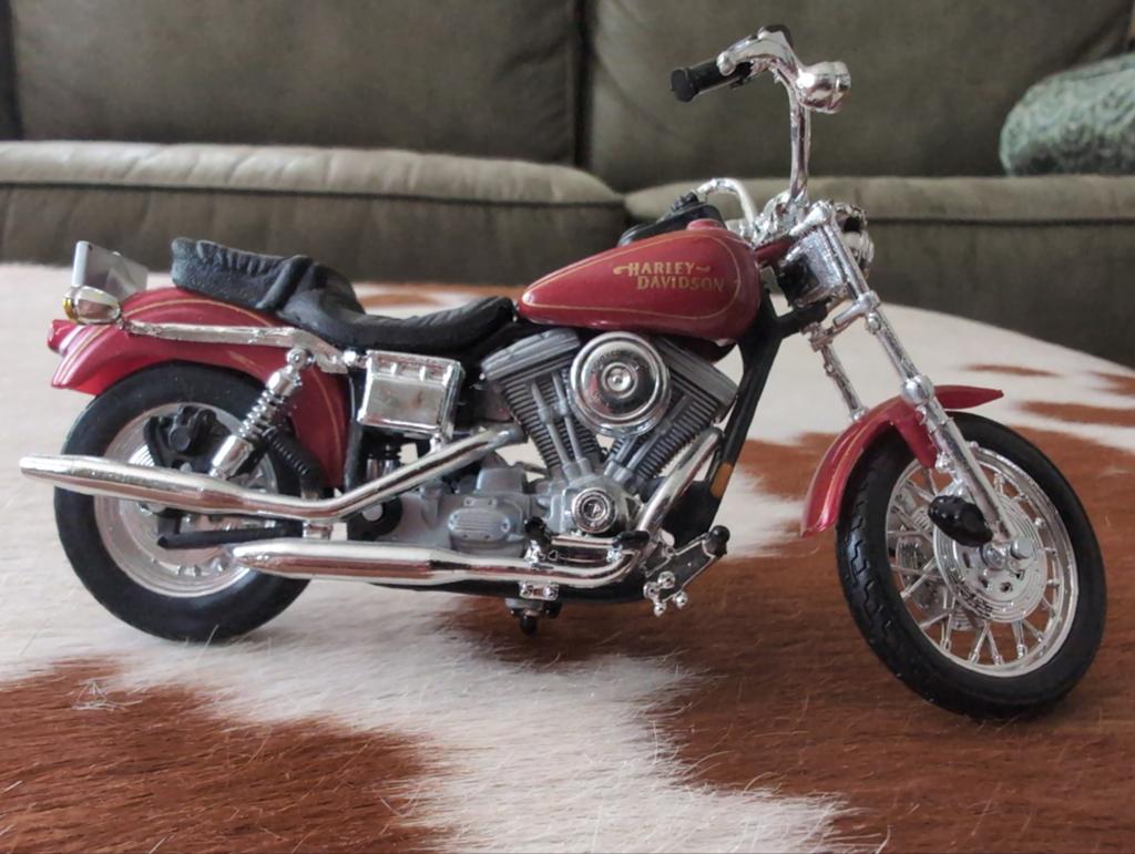 Harley Davidson Dyna Super Glide op schaal, Hobby en Vrije tijd, Modelbouw | Auto's en Voertuigen, Ophalen of Verzenden, Zo goed als nieuw