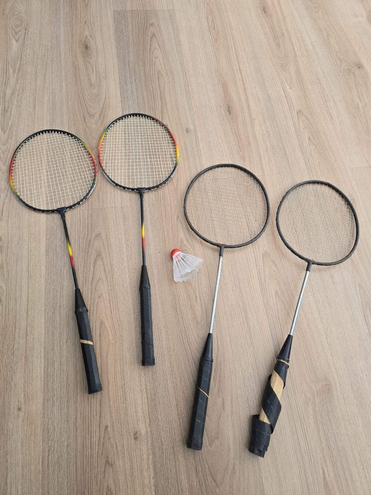 Badminton rackets - Set van 2 + nog 2 oude gratis, Sport en Fitness, Ophalen of Verzenden, Zo goed als nieuw, Racket(s)
