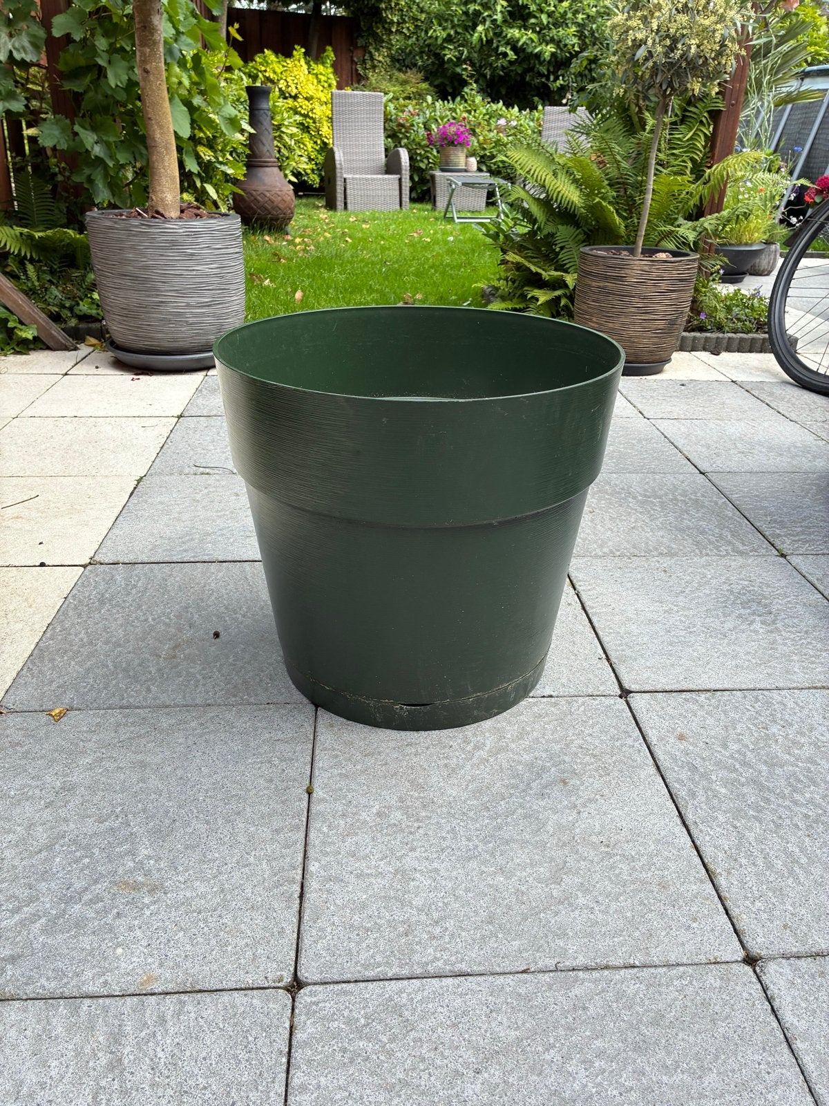Grote donkergroene bloempot met schotel, Tuin en Terras, Bloempotten, Kunststof, Gebruikt, 40 cm of meer, Rond