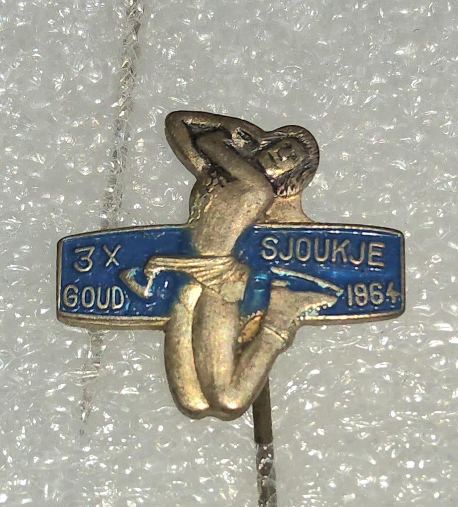 Speldje Sjoukje Dijkstra 3x Goud 1964 Schaatsen, Ophalen of Verzenden, Gebruikt, Sport, Speldje of Pin
