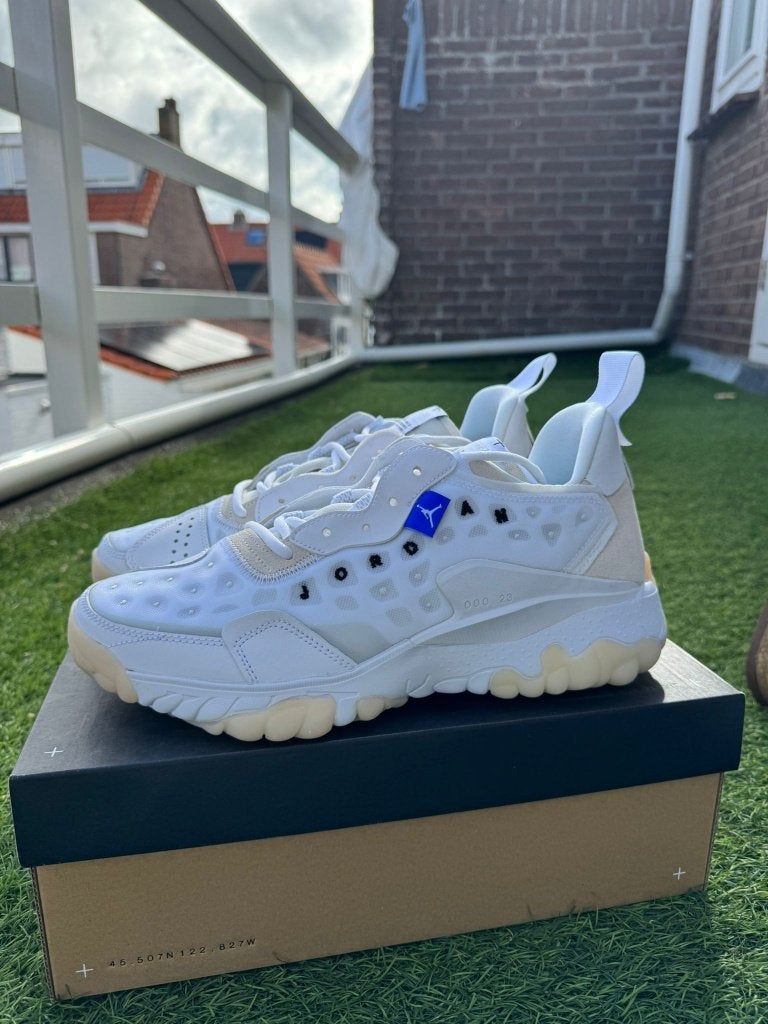 Te koop nieuwe Nike Jordan sneakers (valt als) maat 43,5, Wit, Nike, Nieuw, Ophalen of Verzenden