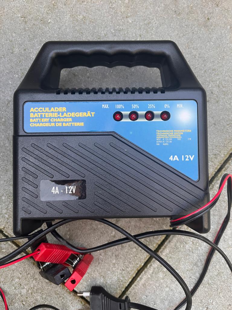 12V Acculader 4 Ampère - Auto, Motor, Boot, Auto-onderdelen, Accu's en Toebehoren, Ophalen of Verzenden, Gebruikt, Universele onderdelen