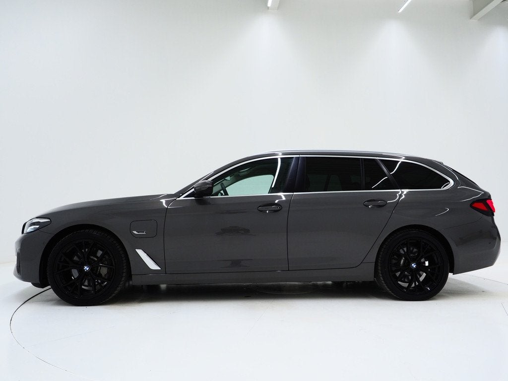 BMW 5 Serie Touring 520e | LED Grille | Keyless | Leder | Sf, Automaat, 1998 cc, Achterwielaandrijving, Gebruikt