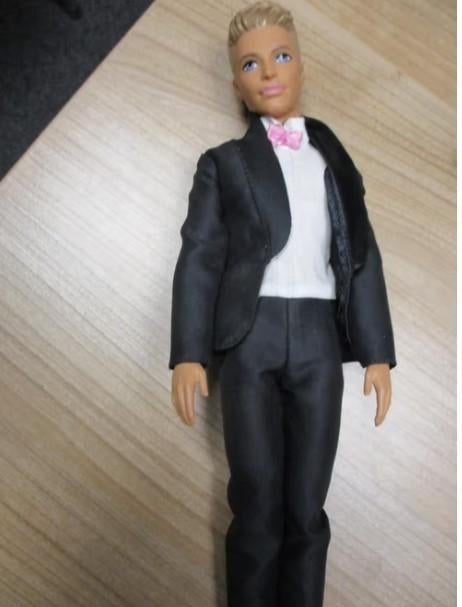 2009 BARBIE/KEN MATTEL Made in INDONESIA met kleding, Verzamelen, Verzenden, Zo goed als nieuw, Fashion Doll