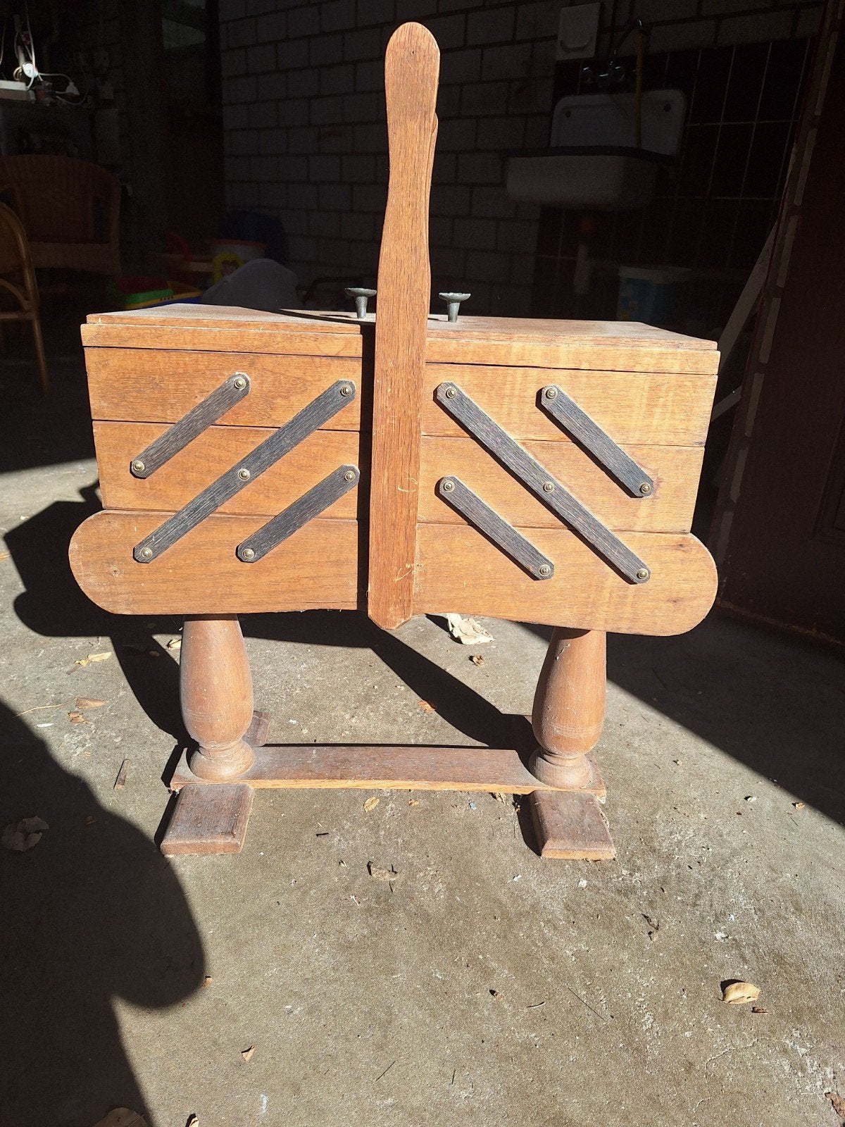 Vintage houten naaikist op standaard, Ophalen