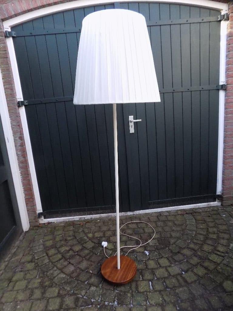 lamp jaren 60 staande lamp houten voet vintage met kap, Ophalen of Verzenden, Gebruikt, Metaal